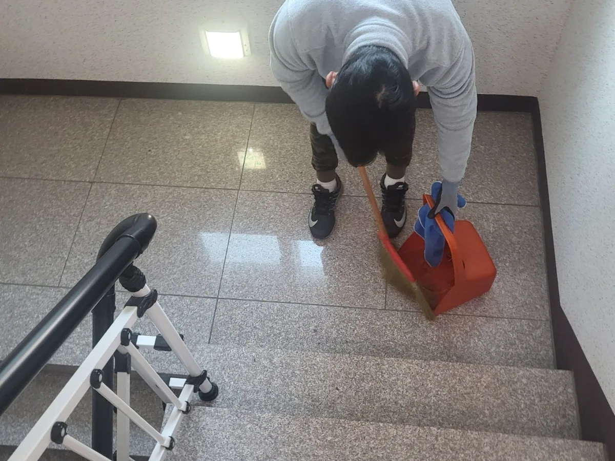 서구 내동 건물 공동현관 장비 주변 정밀 위생청소 사례 - 행진크린